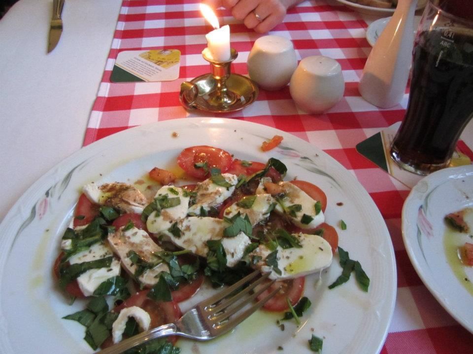 Mozzarella Fior di Latte mit Tomaten (fresh mozzarella with tomato). I could have sworn I saw listed under Caprese here before...