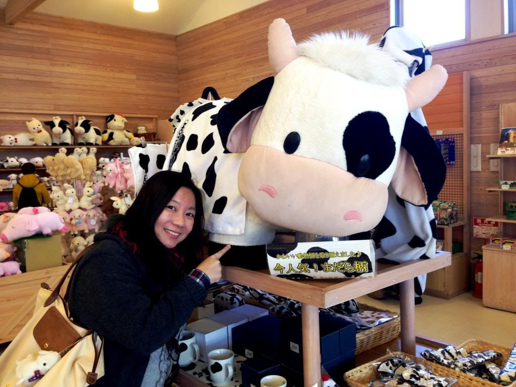 ande-anna: giant cow plushie at mother farm, chiba japan